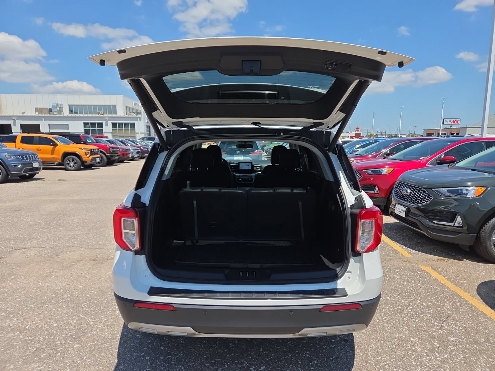 Certified 2022 Ford Explorer XLT w/ Equipment Group 202A AWD/4WD image 6