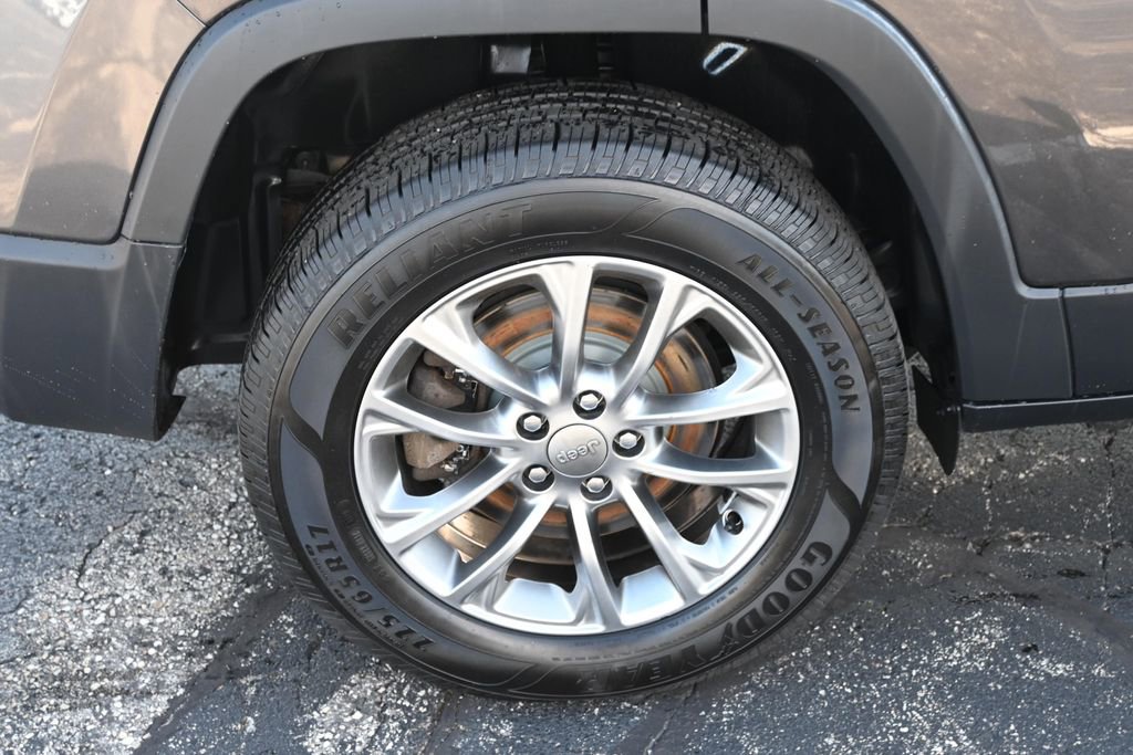 Used 2019 Jeep Cherokee Latitude Plus w/ Comfort/Convenience Group AWD/4WD image 16