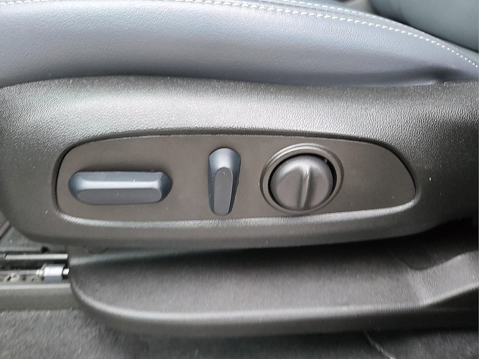 Used 2024 Buick Enclave Essence image 16