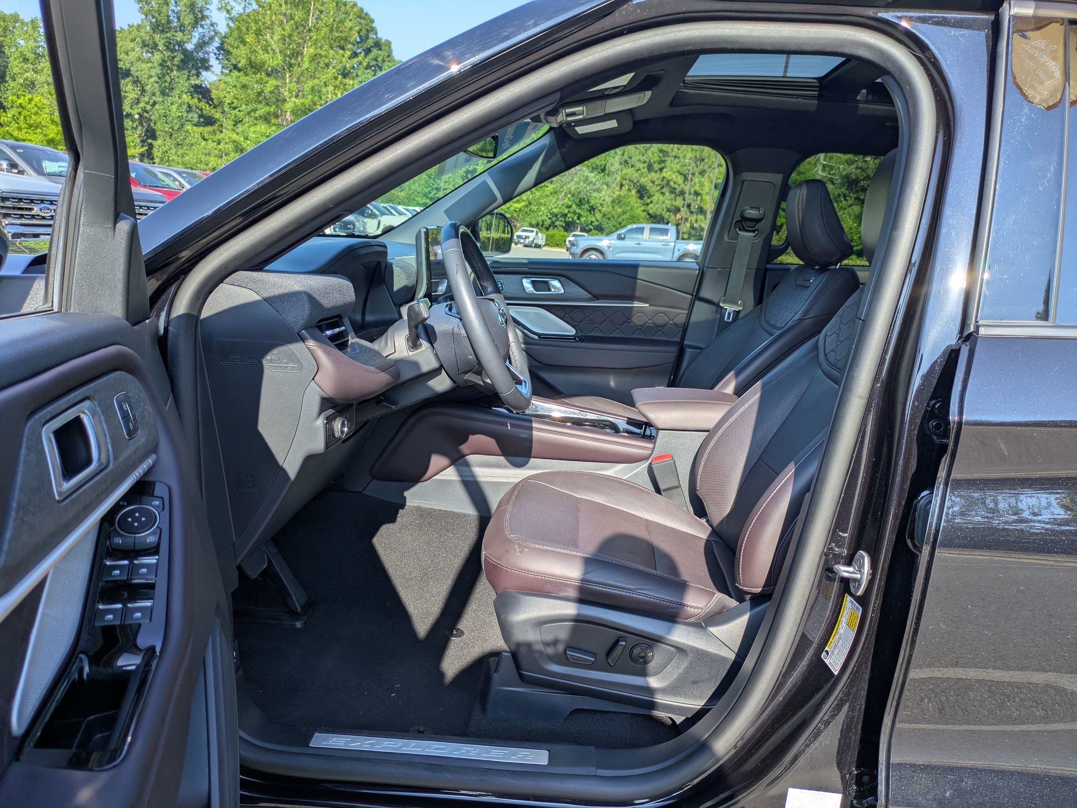 Certified 2025 Ford Explorer Platinum w/ LUX Leather Package AWD/4WD image 12