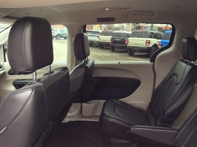 Used 2024 Chrysler Pacifica Touring-L image 20