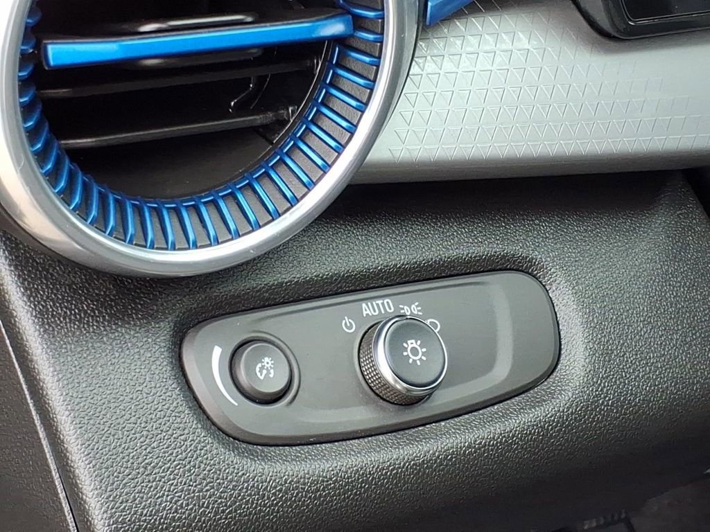 Used 2025 Chevrolet Trax LT w/ LT Convenience Package image 17