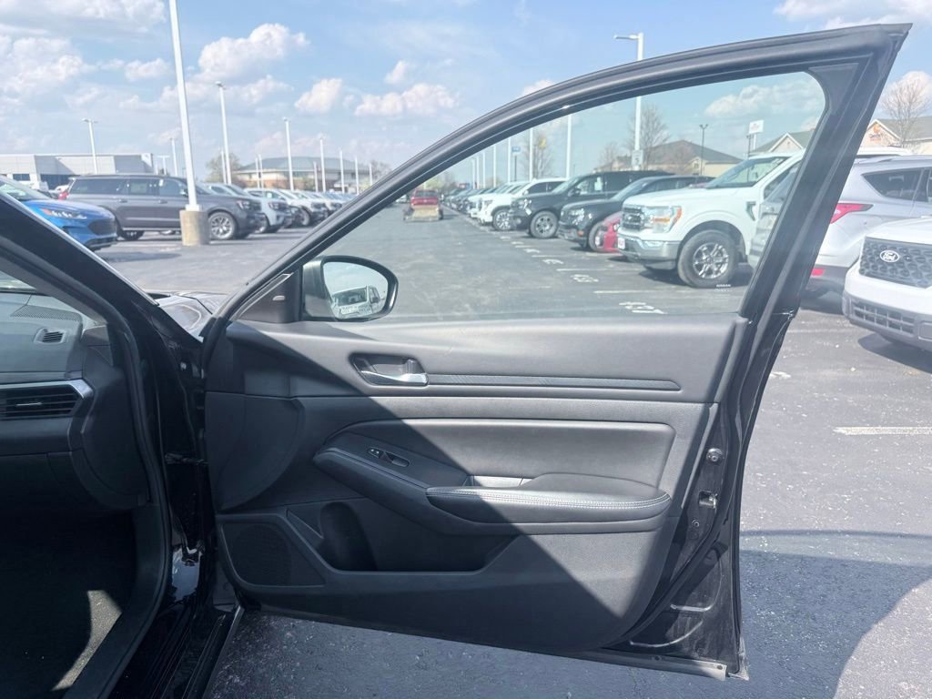 Used 2024 Nissan Altima 2.5 SV FWD image 41