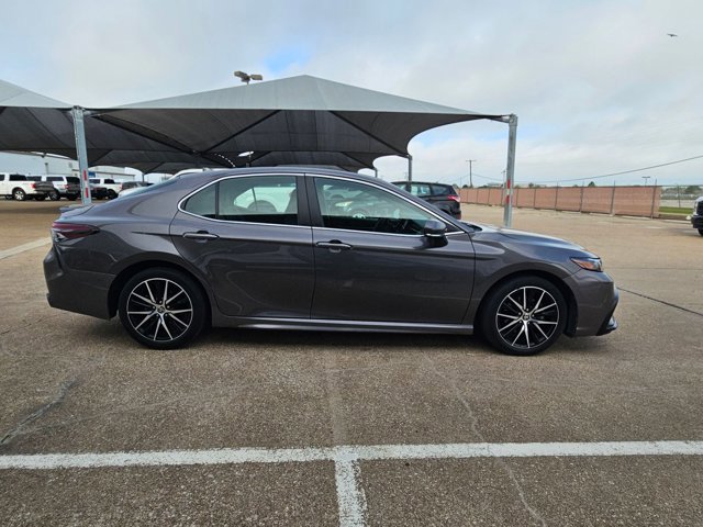 Used 2023 Toyota Camry SE image 4