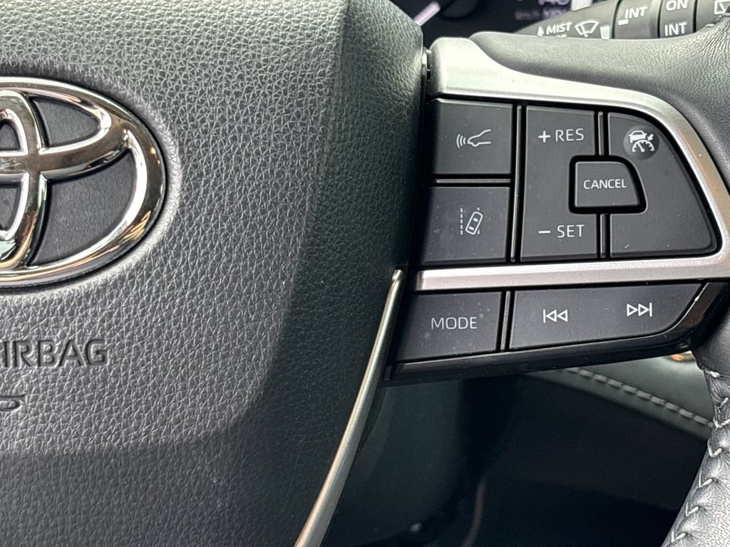 Used 2023 Toyota Highlander XLE FWD image 21