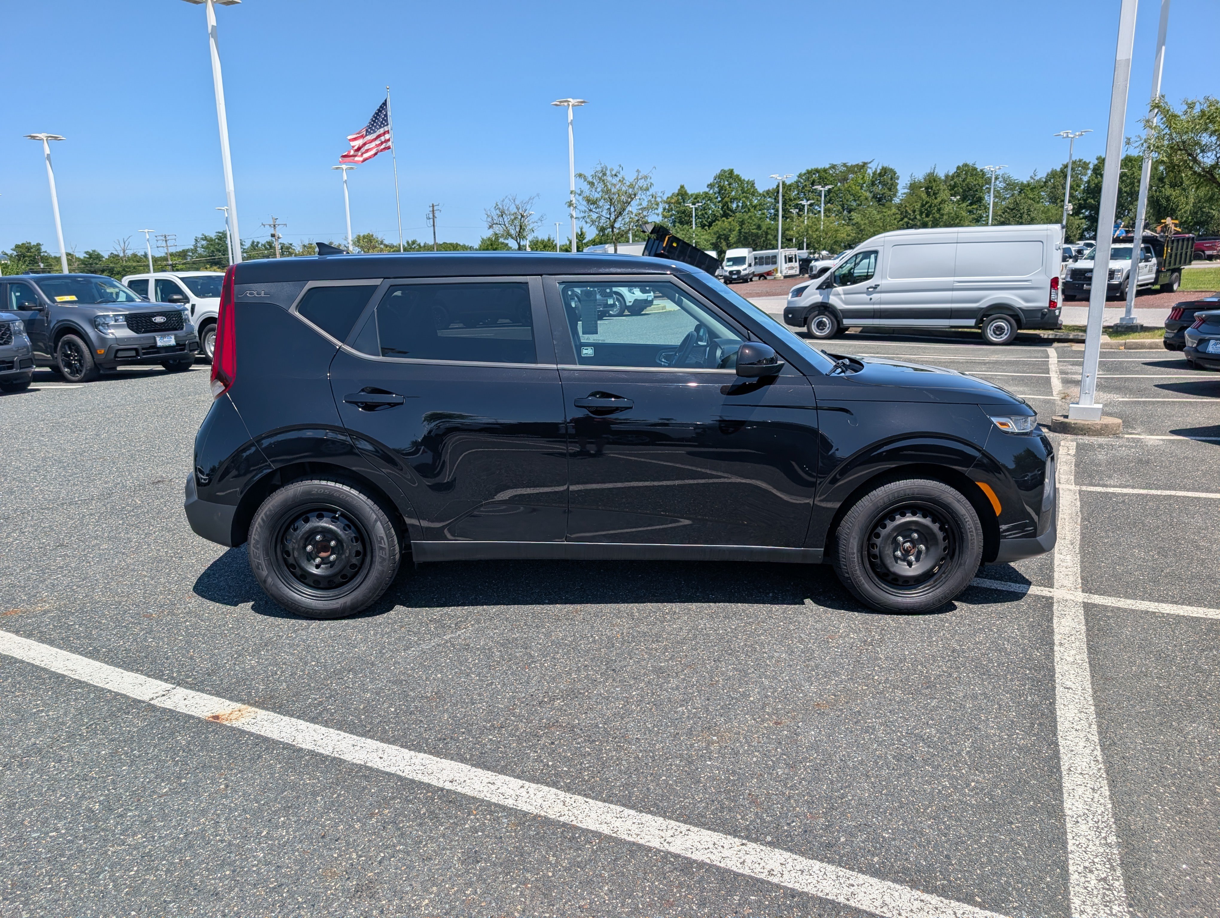 Used 2020 Kia Soul LX FWD image 2