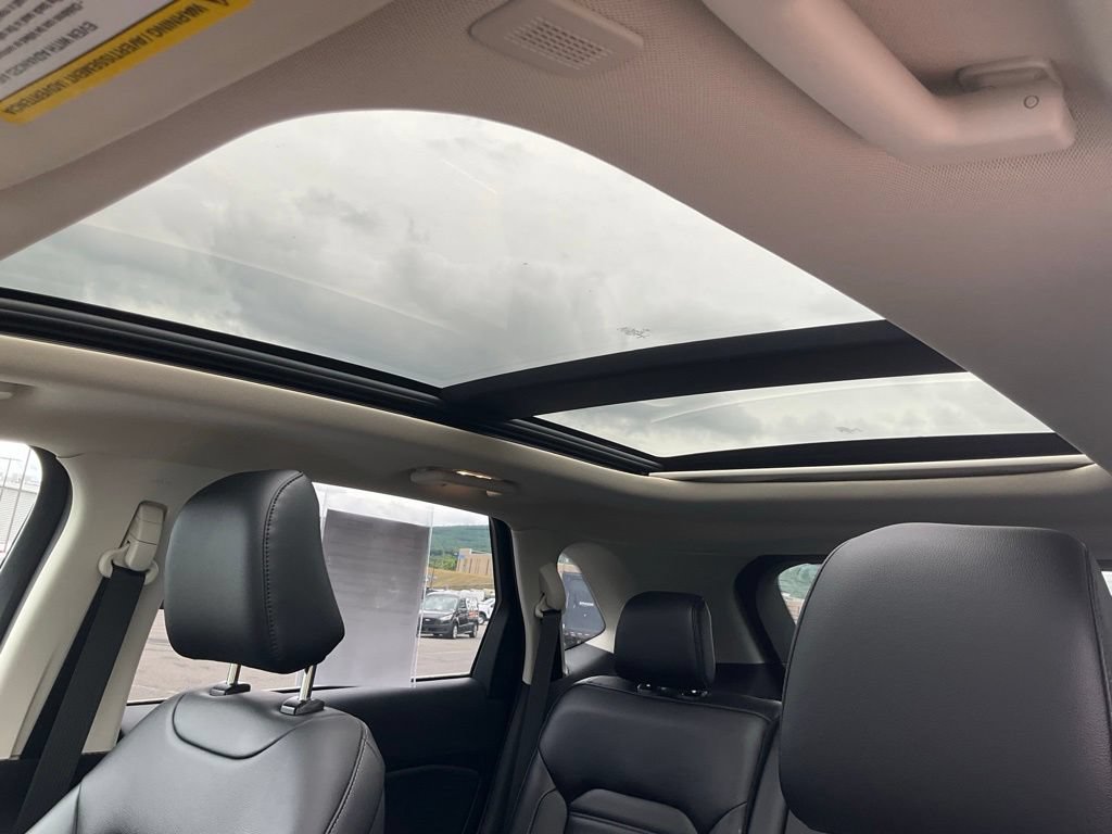 Certified 2022 Ford Edge SEL w/ Convenience Package AWD/4WD image 3