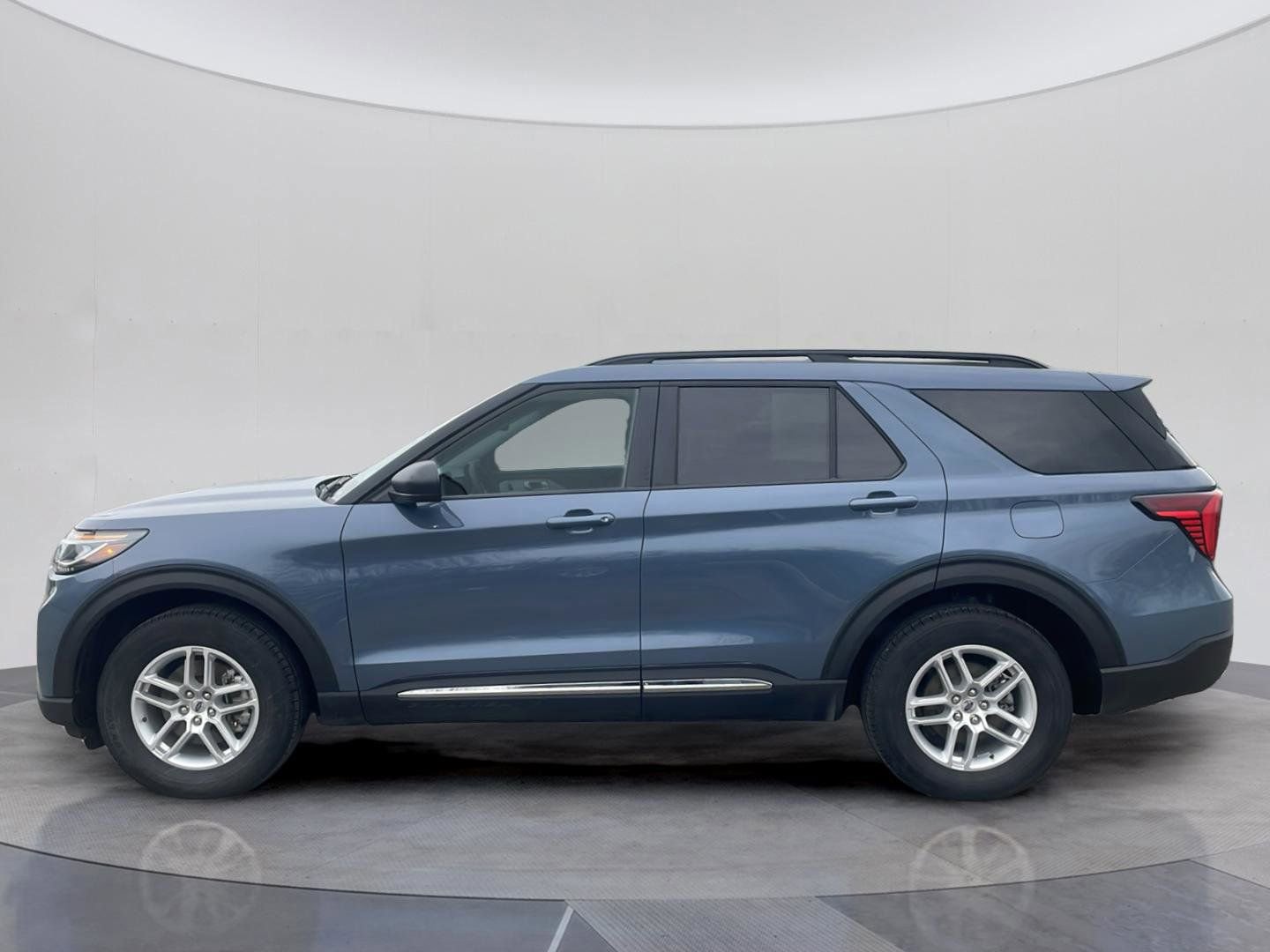 Certified 2025 Ford Explorer Active AWD/4WD image 2