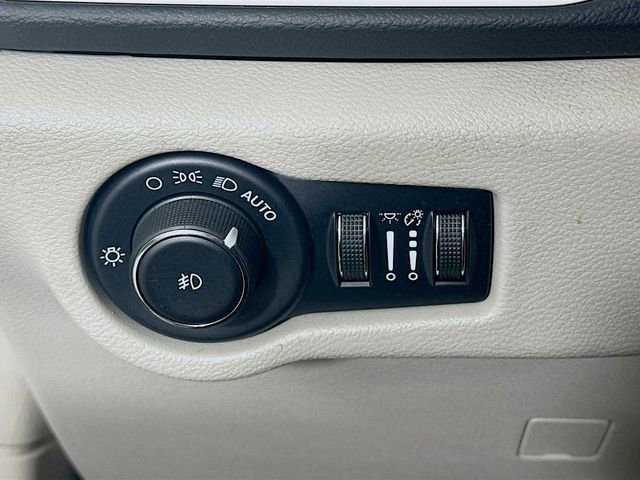 Used 2022 Chrysler Pacifica Touring-L image 10