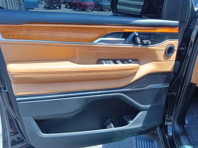 Used 2022 Jeep Grand Wagoneer Series III w/ Rear Seat Video Group 1 AWD/4WD image 11