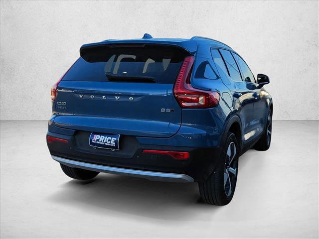 Used 2023 Volvo XC40 B5 Plus image 3