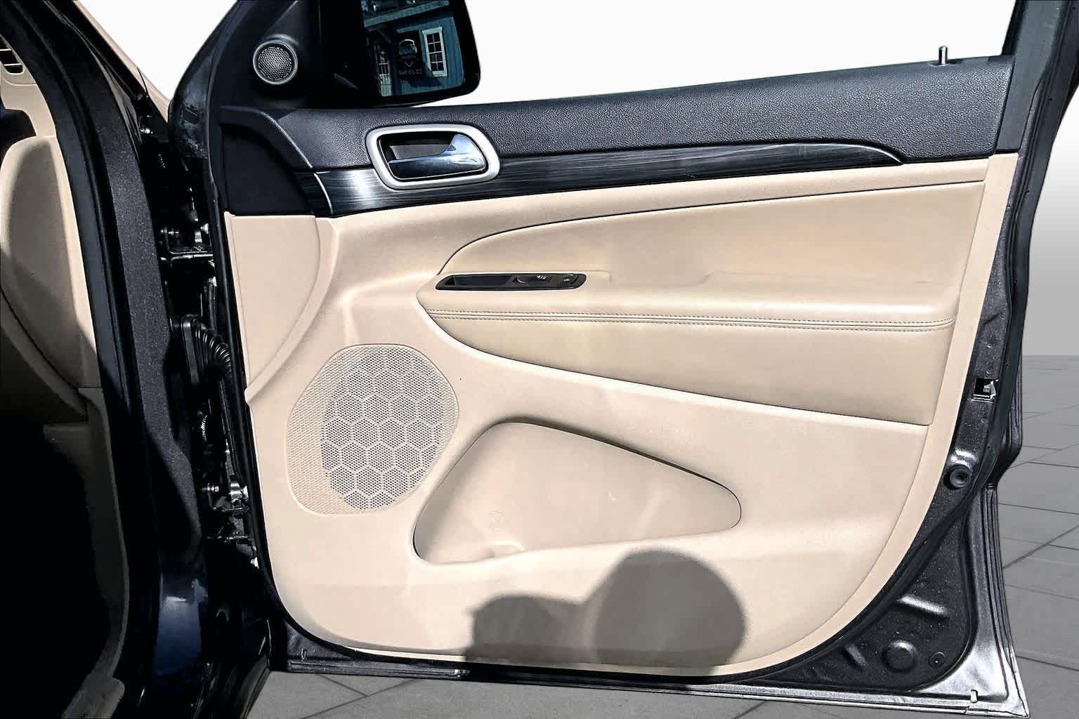 Used 2020 Jeep Grand Cherokee Laredo RWD image 23