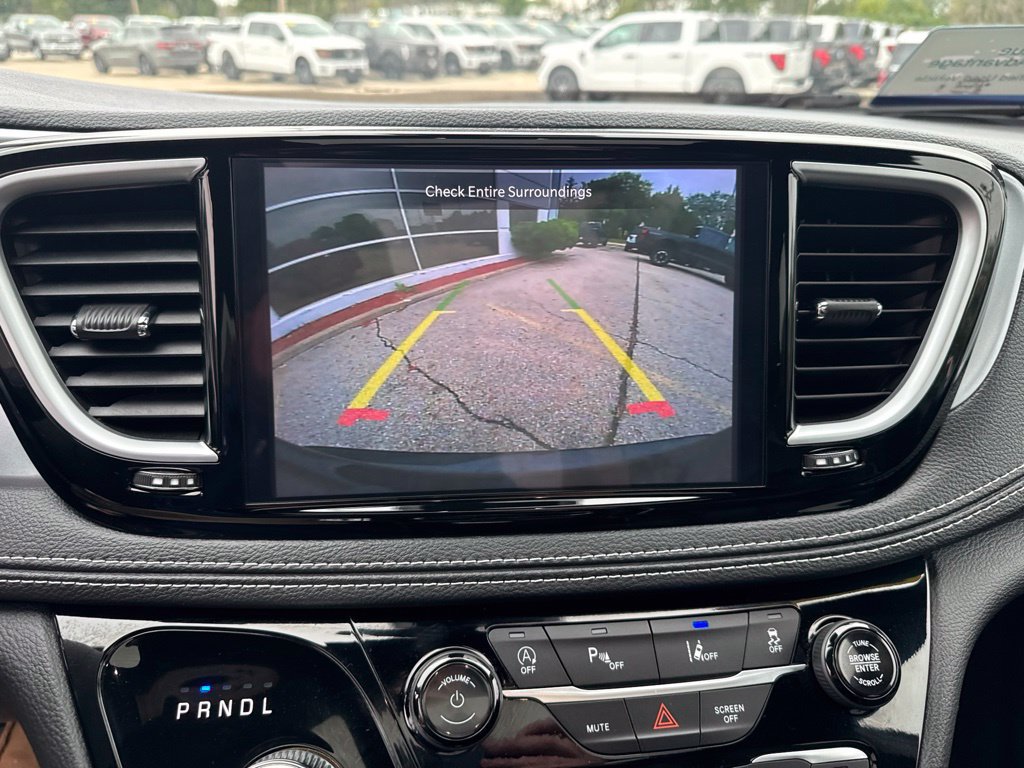Used 2025 Chrysler Pacifica Limited FWD image 22