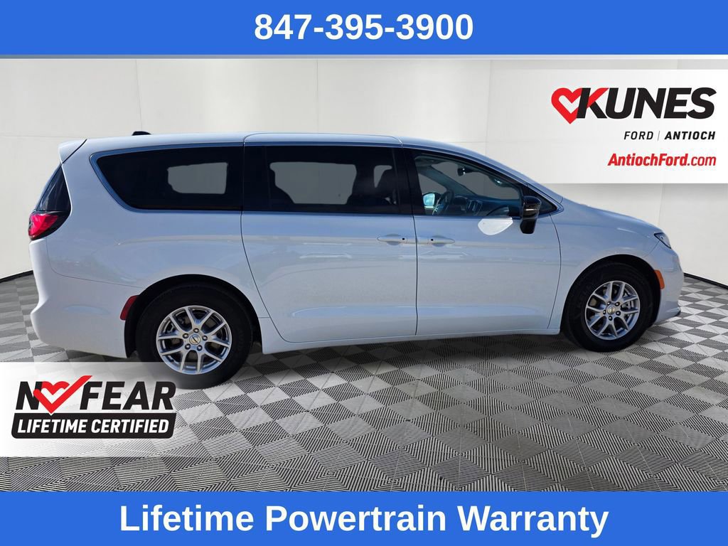 Used 2024 Chrysler Pacifica Touring-L image 6