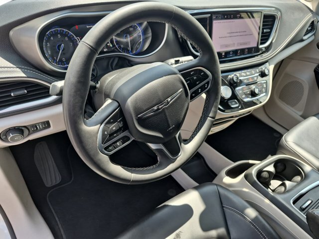 Used 2023 Chrysler Pacifica Touring-L AWD/4WD image 17