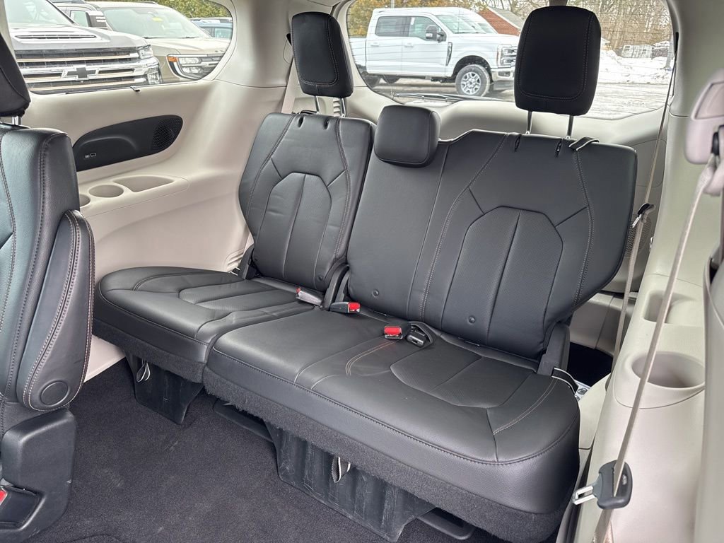 Used 2019 Chrysler Pacifica Touring-L Plus w/ Tire & Wheel Group image 14