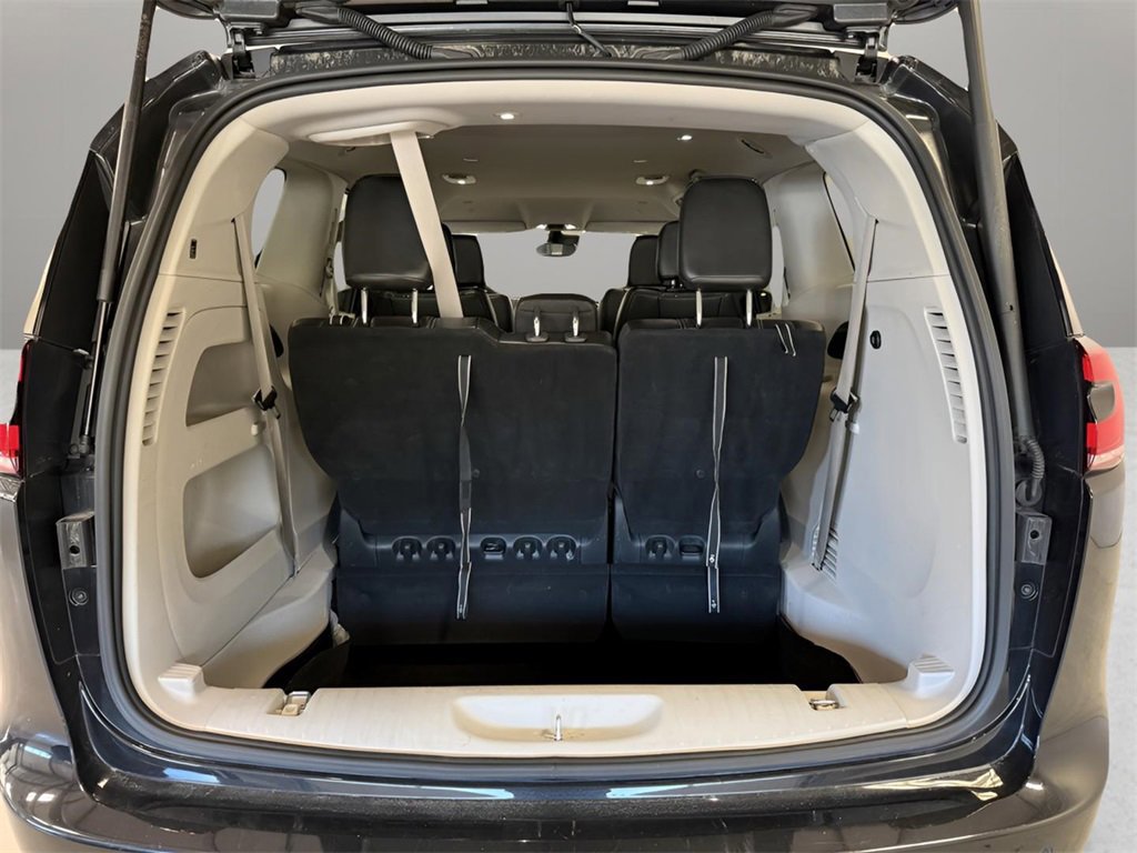 Used 2023 Chrysler Pacifica Touring-L image 27