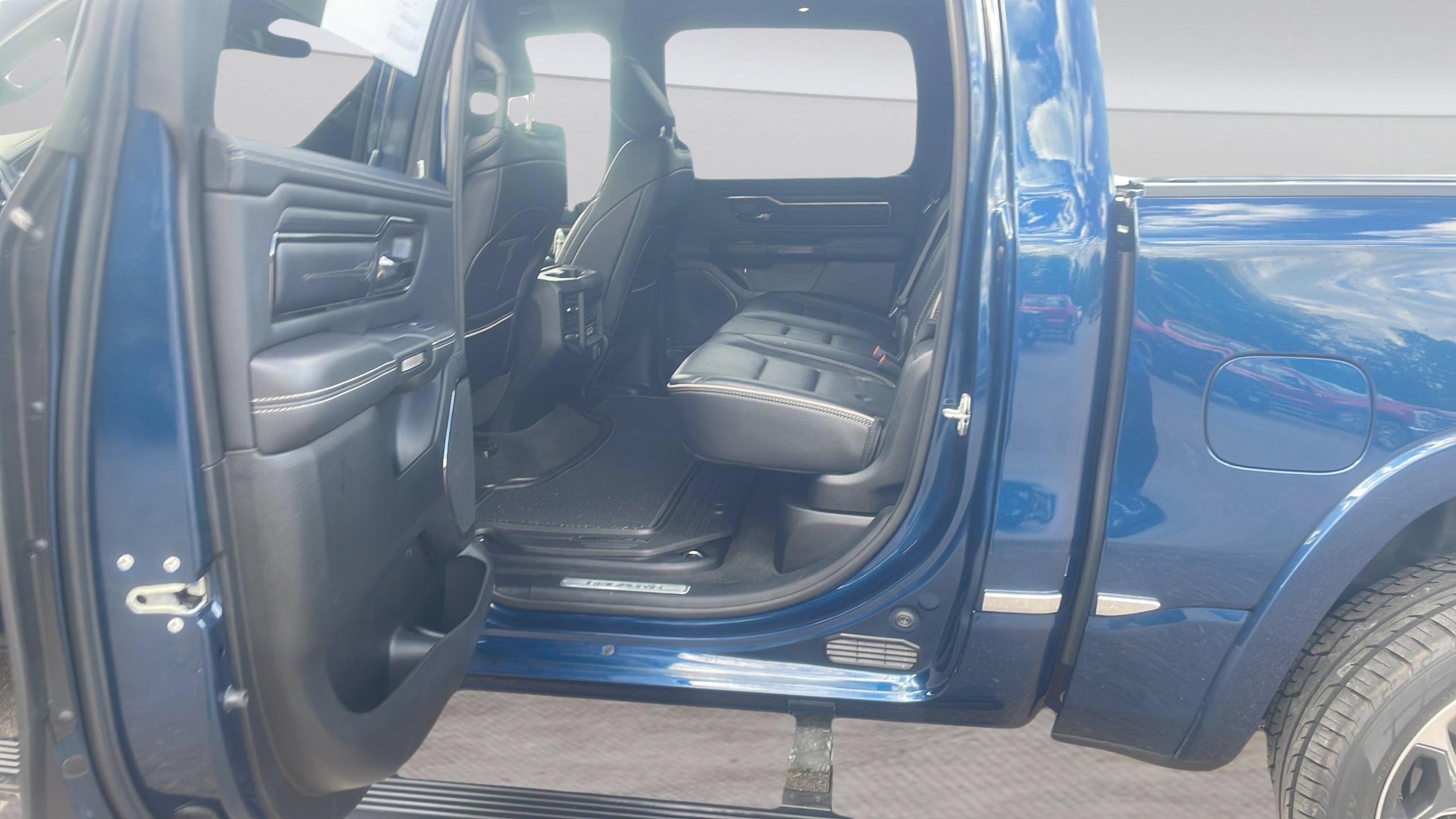 Used 2022 RAM 1500 Limited w/ Body-Colour Bumper Group AWD/4WD image 13