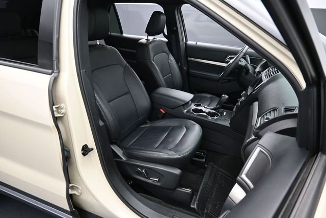 Certified 2018 Ford Explorer XLT w/ Equipment Group 202A FWD image 29