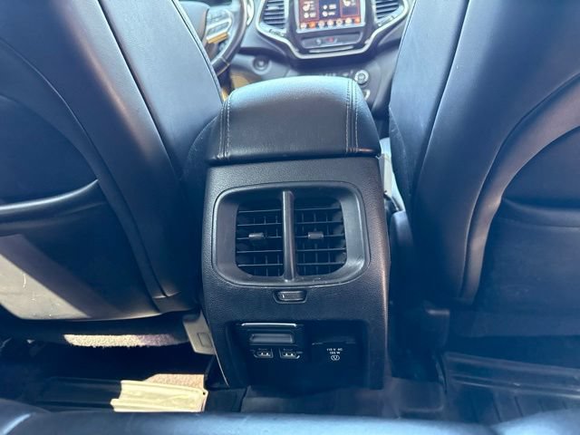 Used 2019 Jeep Cherokee Limited AWD/4WD image 38