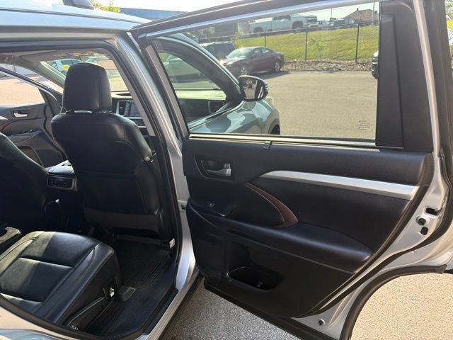 Used 2019 Toyota Highlander XLE AWD/4WD image 29