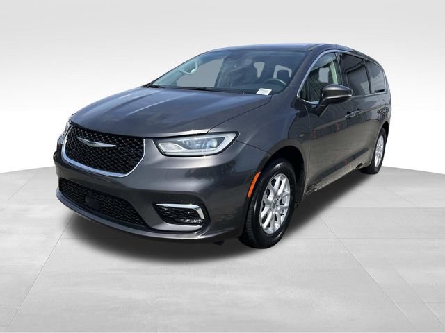 Used 2023 Chrysler Pacifica Touring-L FWD image 7