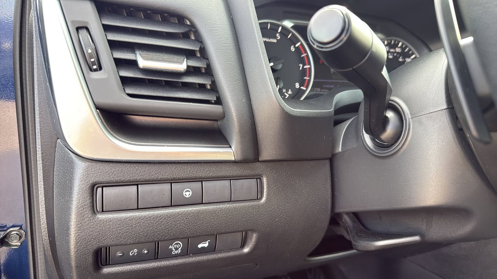 Used 2024 Nissan Rogue SV FWD image 17