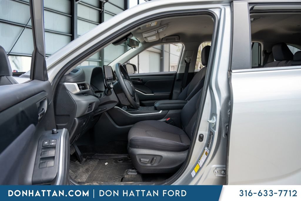 Used 2023 Toyota Highlander L FWD image 5