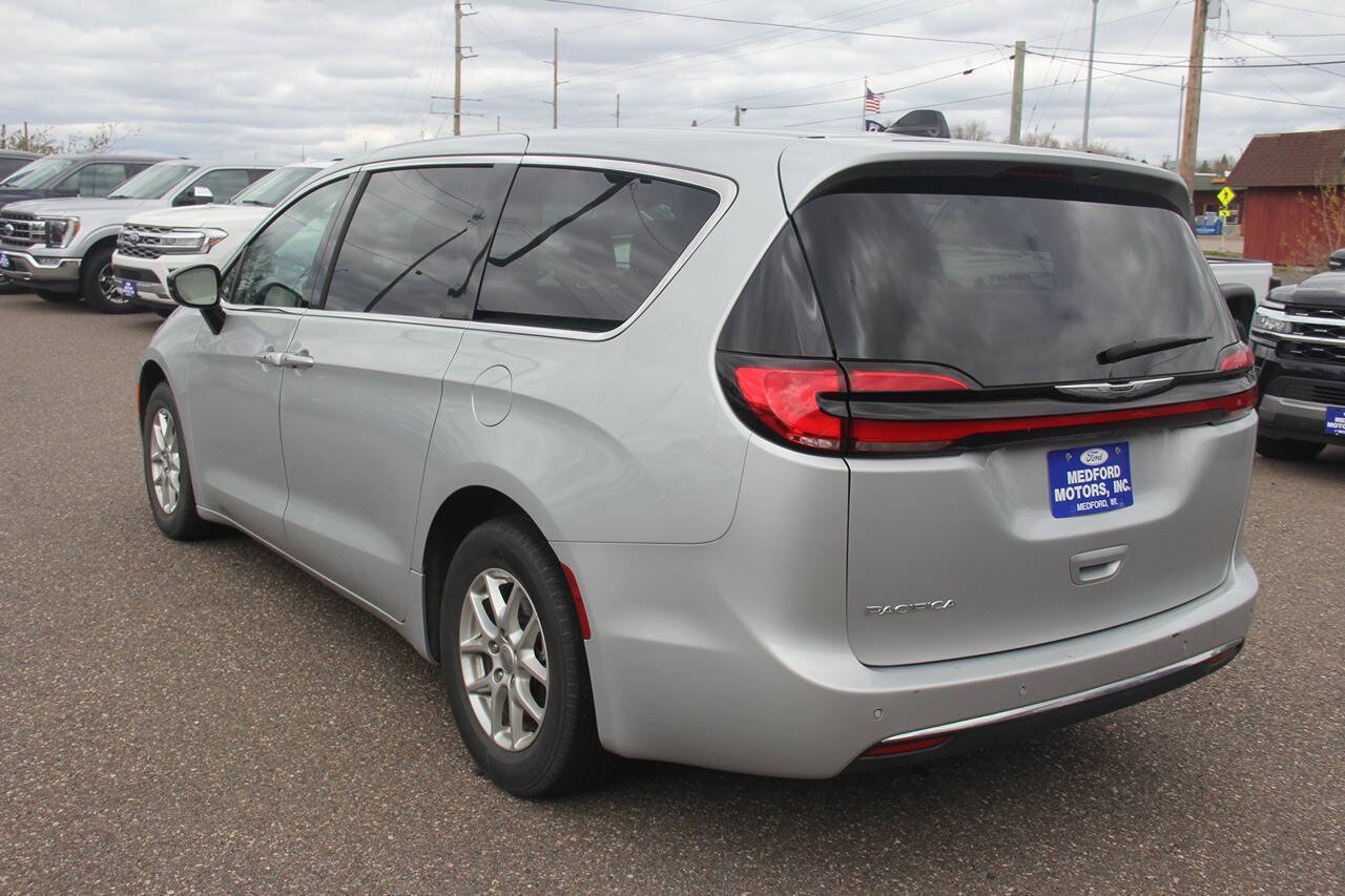 Used 2024 Chrysler Pacifica Touring-L FWD image 6
