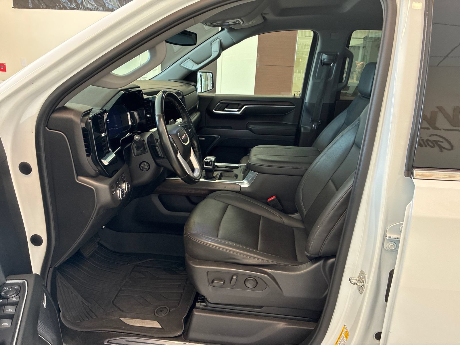Used 2024 GMC Sierra 1500 SLT w/ SLT Convenience Package AWD/4WD image 11