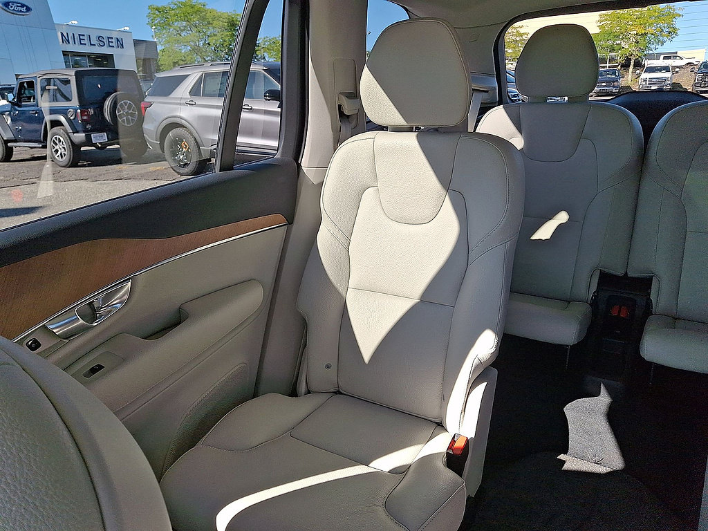 Used 2022 Volvo XC90 T6 Momentum w/ Climate Package AWD/4WD image 12