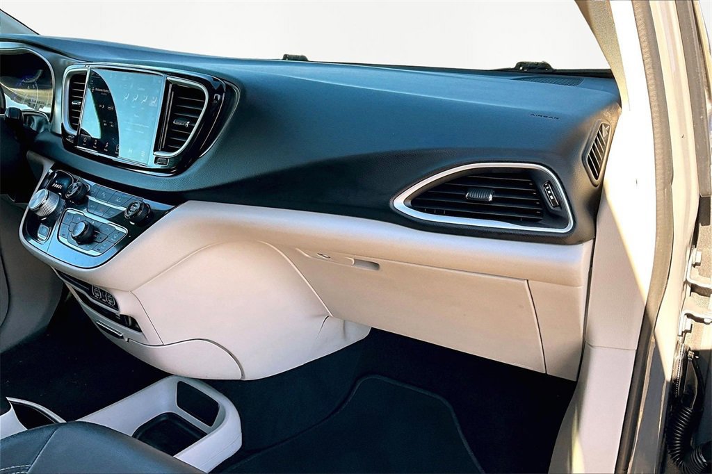 Used 2022 Chrysler Pacifica Touring-L image 17