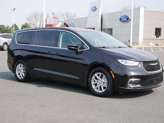 Used 2024 Chrysler Pacifica Touring-L FWD image 7