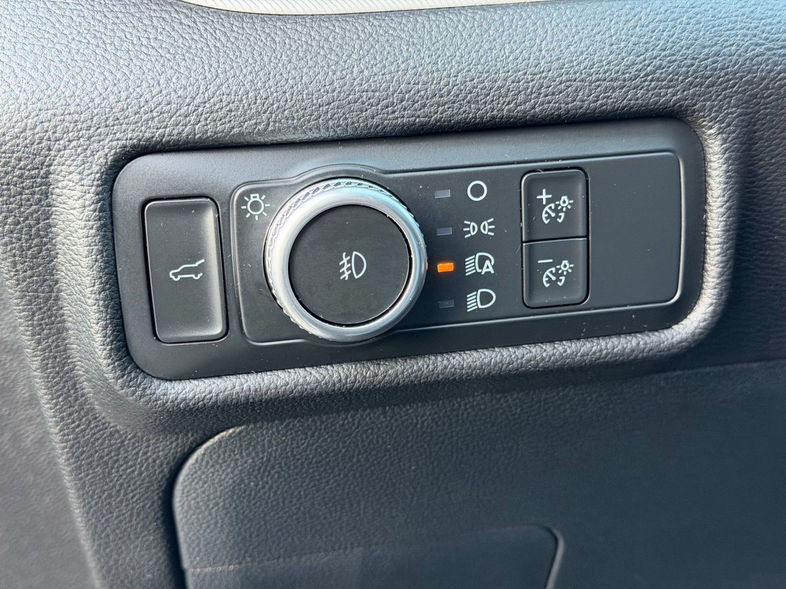 Certified 2022 Ford Explorer XLT w/ Equipment Group 202A image 18