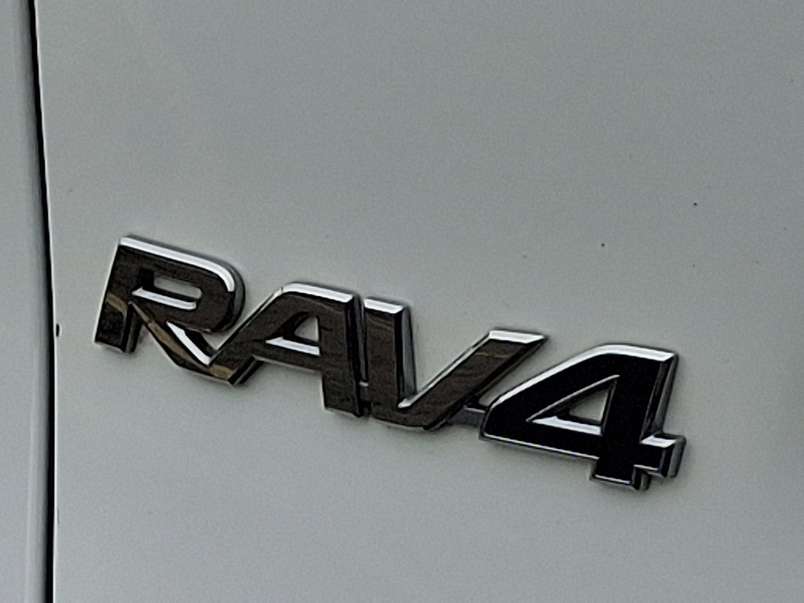 Used 2020 Toyota RAV4 LE w/ Carpet Mat Package image 29