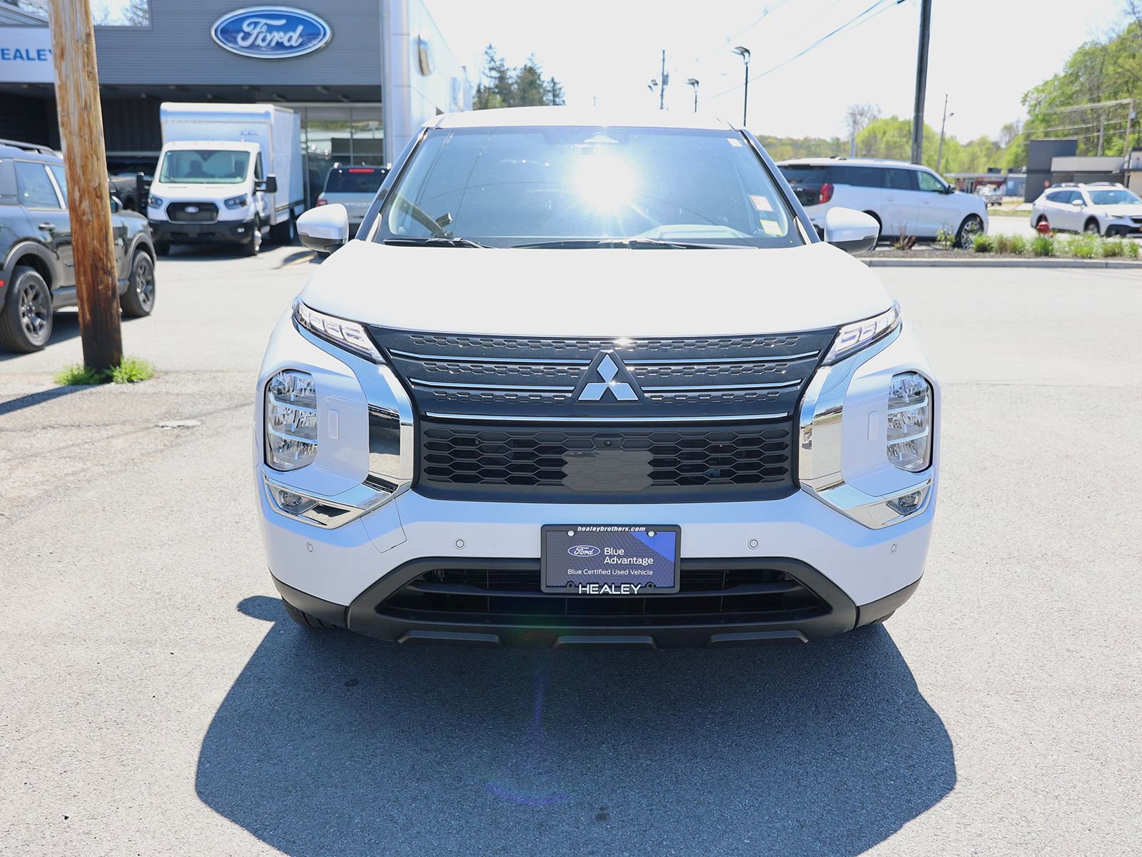 Used 2024 Mitsubishi Outlander 4WD Plug-In Hybrid image 2