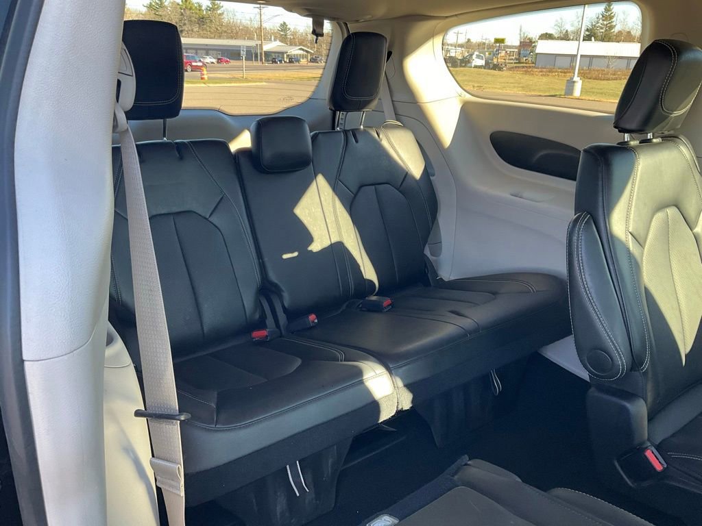 Used 2024 Chrysler Pacifica Touring-L image 32