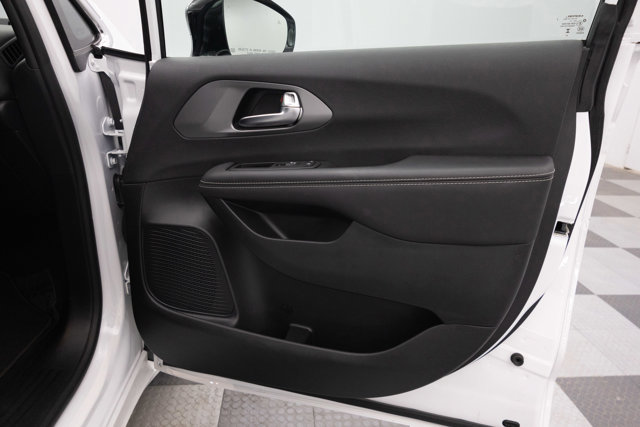 Used 2025 Chrysler Pacifica Select FWD image 27