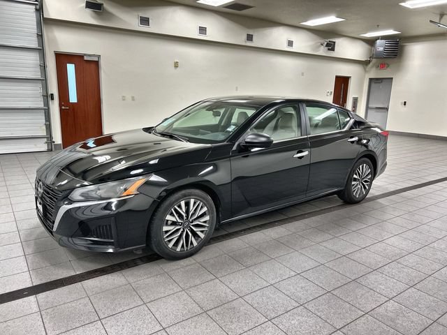 Used 2024 Nissan Altima 2.5 SV FWD image 3
