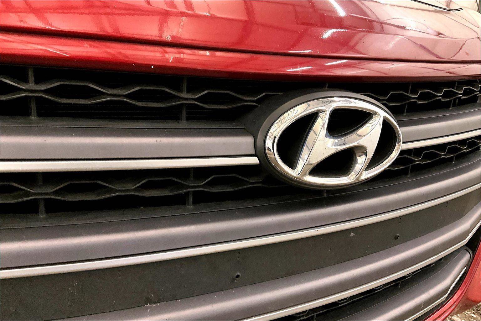 Used 2017 Hyundai Elantra GT image 29