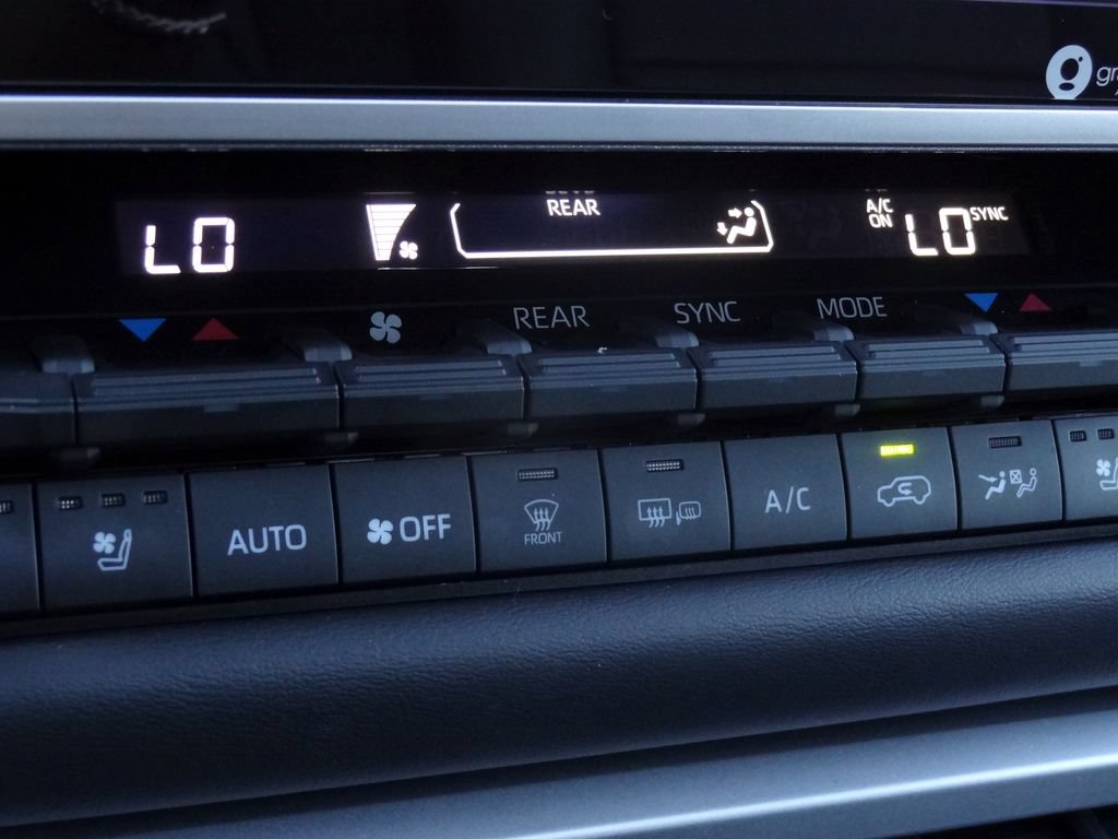 Used 2024 Toyota Sequoia Platinum AWD/4WD image 44