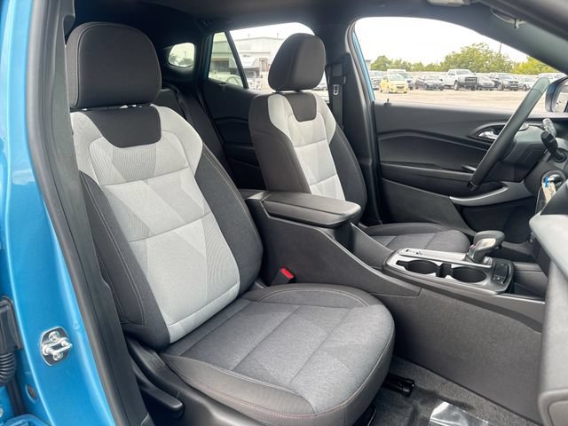 Used 2025 Chevrolet Trax RS w/ Sunroof Package FWD image 24