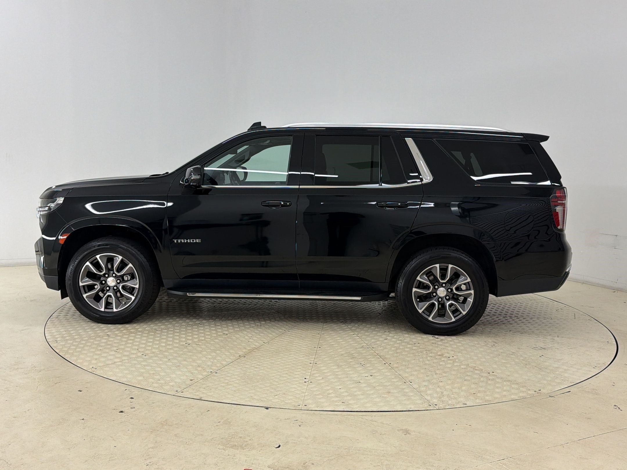 Used 2022 Chevrolet Tahoe LT w/ LT Signature Package AWD/4WD image 2