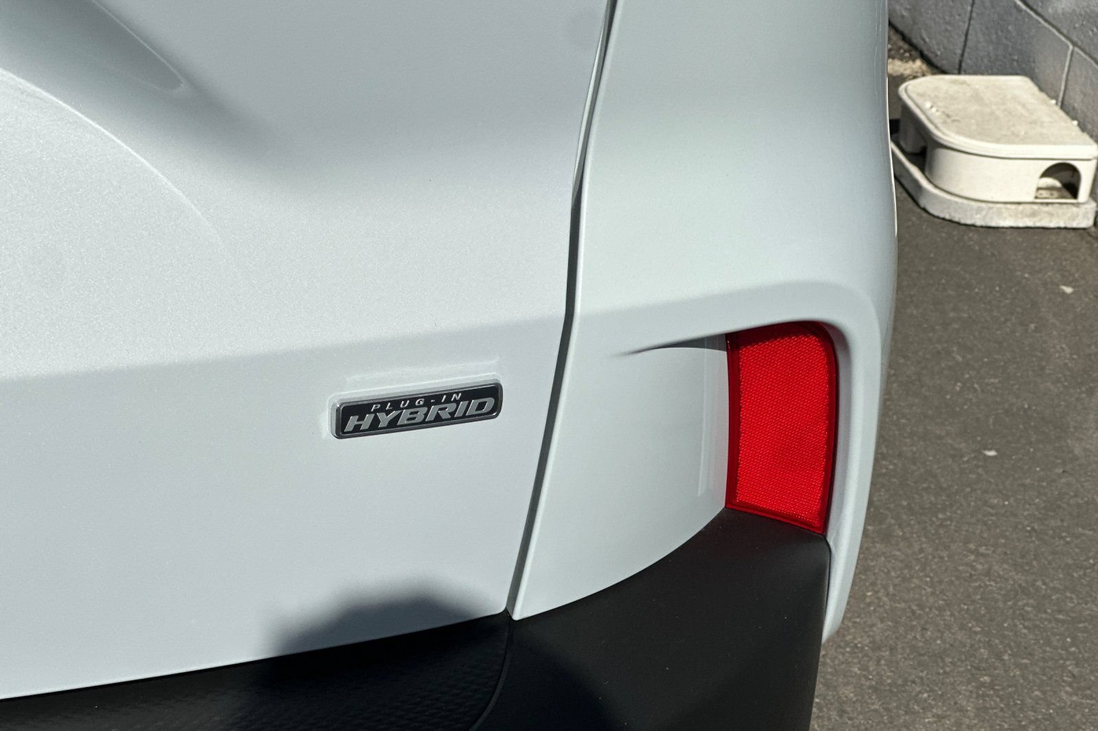 Certified 2025 Ford Escape SE w/ PHEV Premium Package FWD image 32