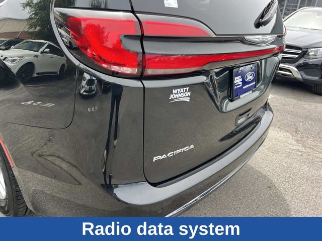 Used 2023 Chrysler Pacifica Touring-L FWD image 12