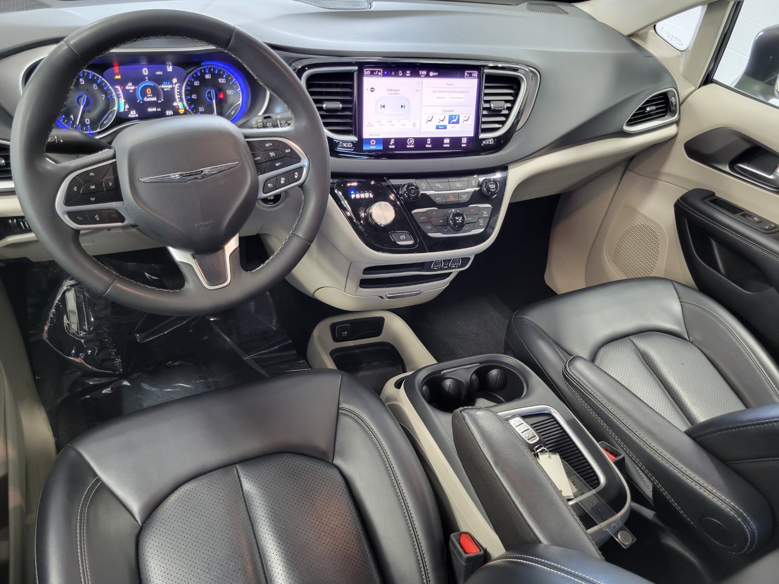 Used 2023 Chrysler Pacifica Touring-L FWD image 25