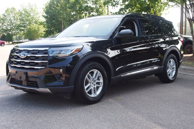 Certified 2025 Ford Explorer Active w/ Active Comfort Package RWD image 3