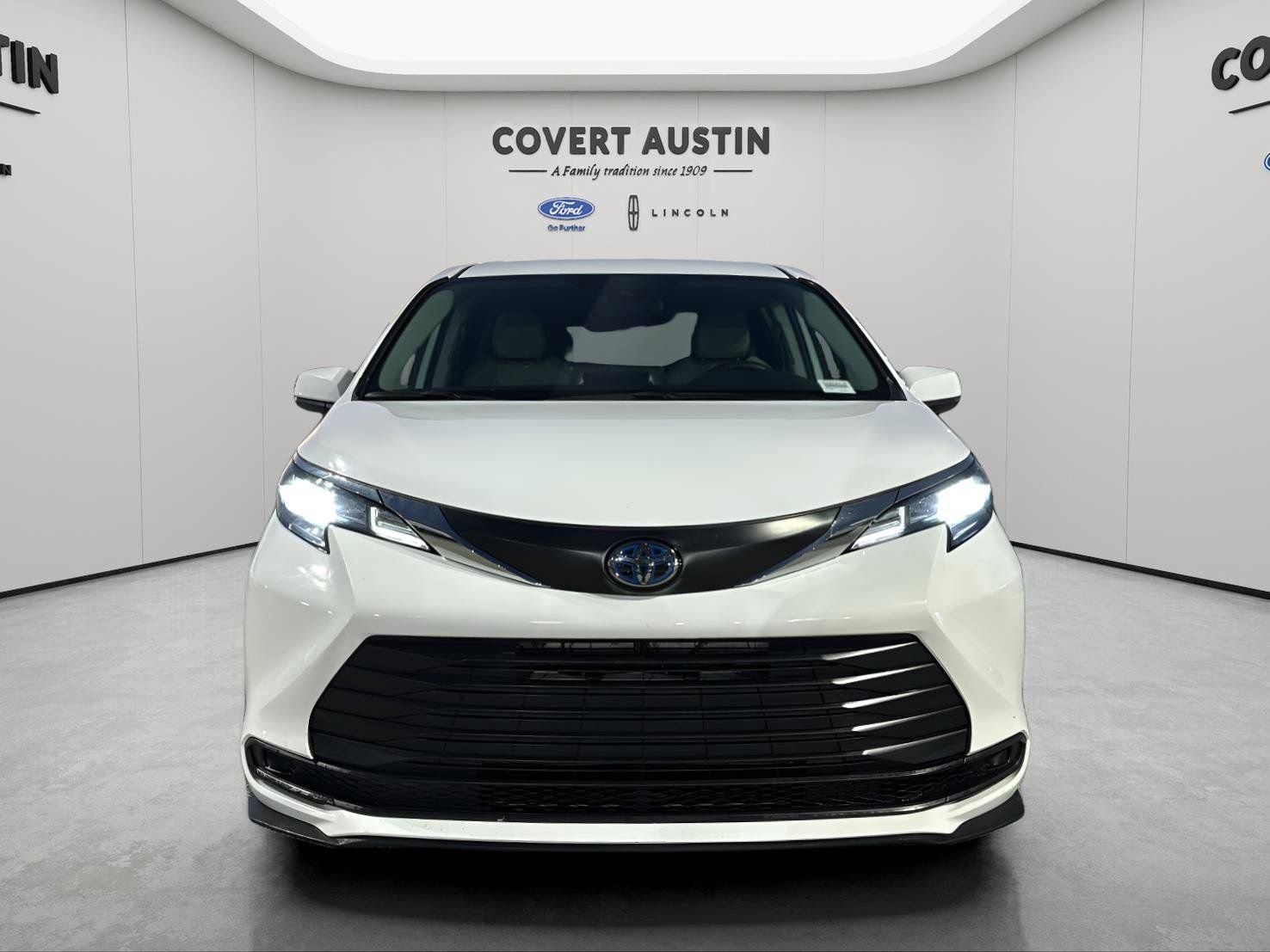 Used 2024 Toyota Sienna LE image 6