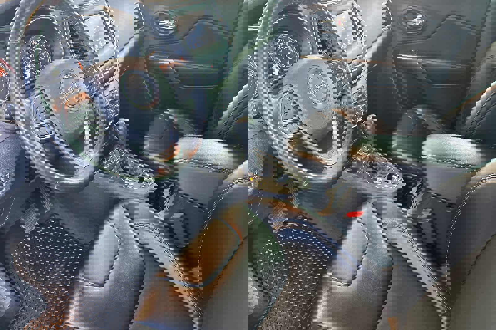 Used 2019 Jeep Cherokee Latitude Plus w/ Comfort/Convenience Group image 11