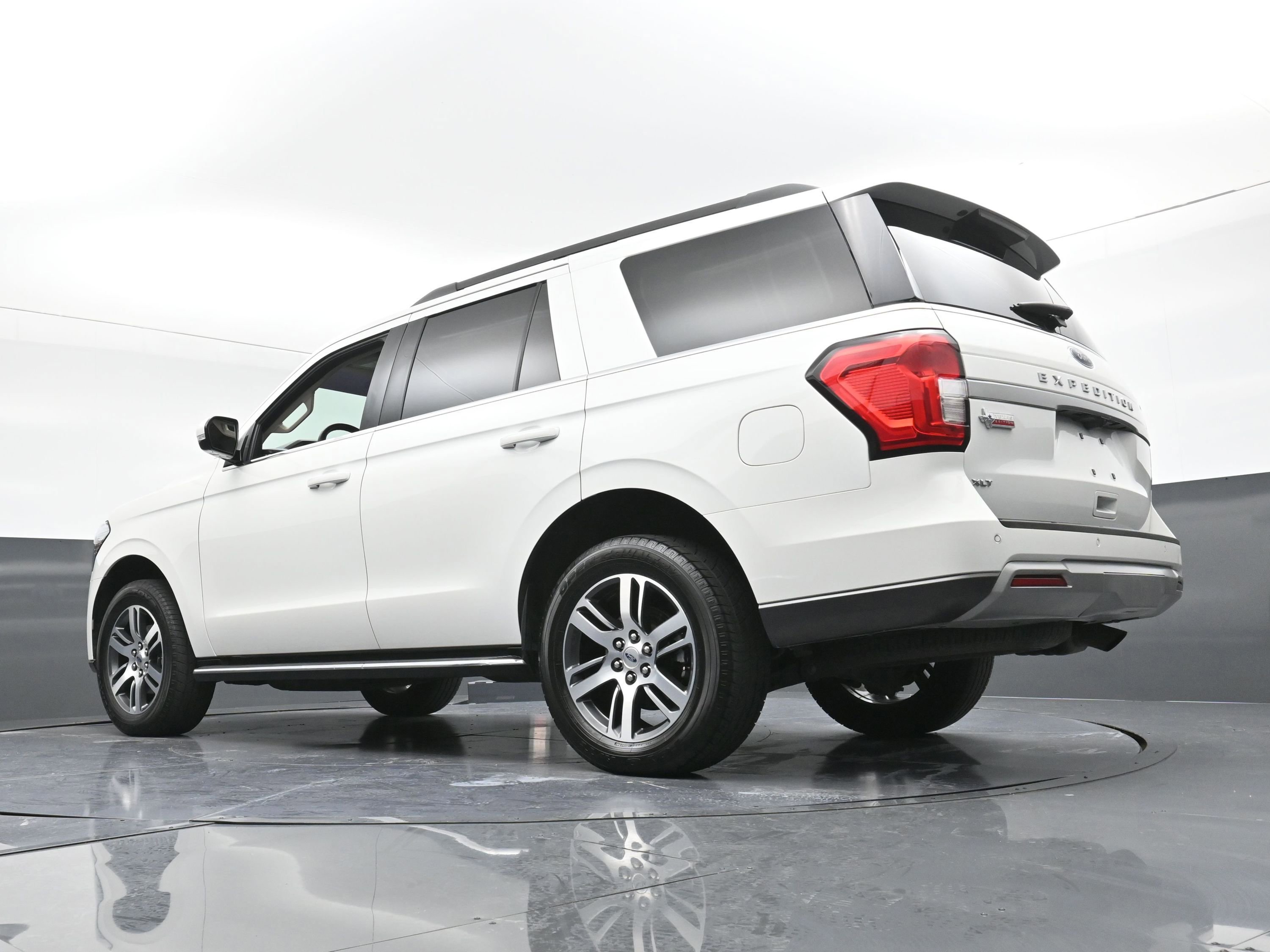 Certified 2022 Ford Expedition XLT image 9